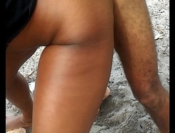 Esposa gemendo na rola do comedor na praia